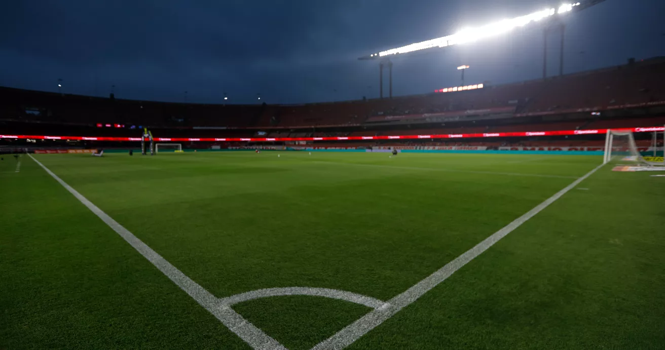 A futbol stadium at night.